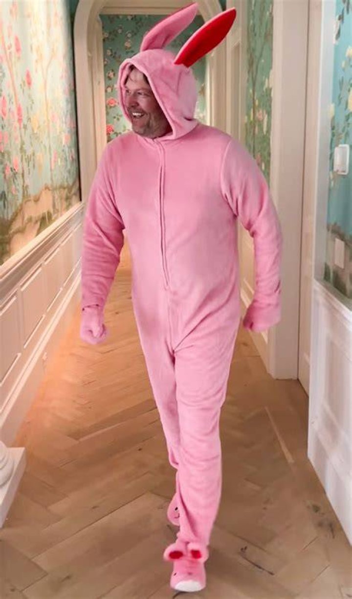 Bunny Blake Shelton 'Strikes Again' in Easter Clip With Gwen Stefani